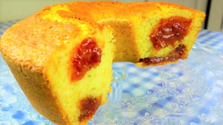 bolo de fubá com goiabada