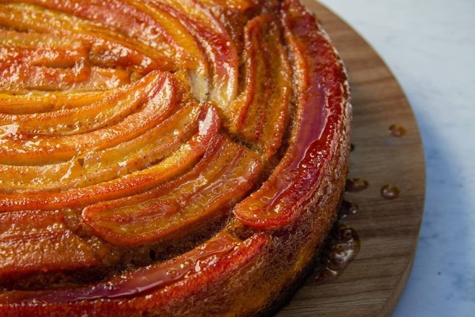 bolo de banana caramelizada