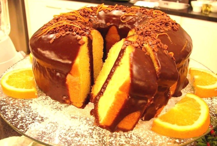 bolo de laranja com cobertura de chocolate