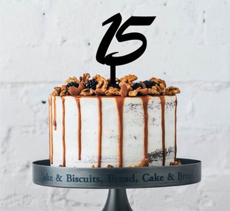 bolo de 15 anos simples drip cake de caramelo