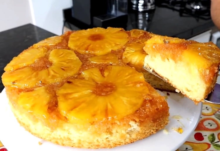 bolo de abacaxi simples caramelizado