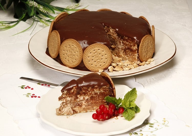 bolo de bolacha com cobertura de chocolate