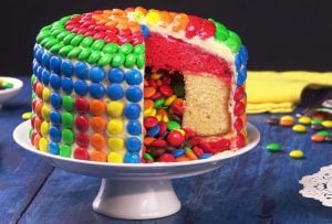 bolo com confete colorido