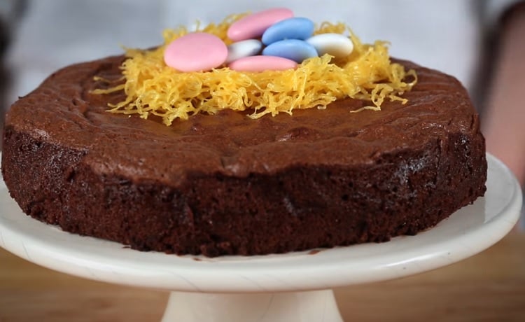 bolo de chocolate para páscoa simples