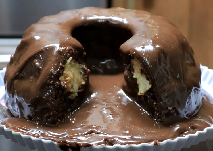 bolo de prestígio que já sai recheado do forno