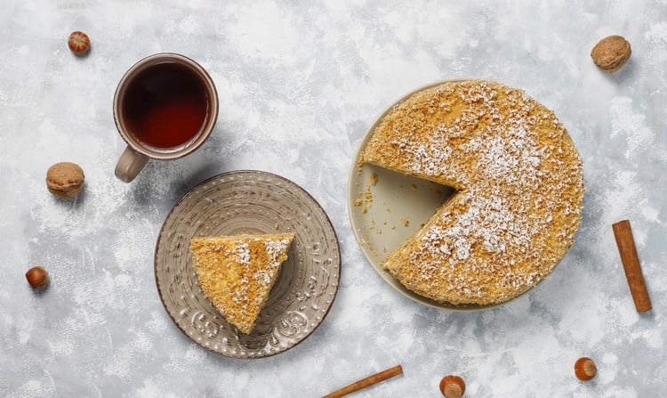 Por que meu bolo de cenoura fica parecendo pudim