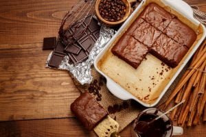 quando usa papel manteiga precisa untar a forma