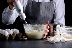 pode-guardar-massa-de-bolo-crua-na-geladeira