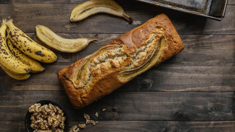 bolo de banana caramelizada precisa untar a forma