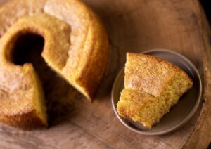 Por que colocar leite quente no bolo? Qual a função do leite quente? por que colocar leite quente no bolo