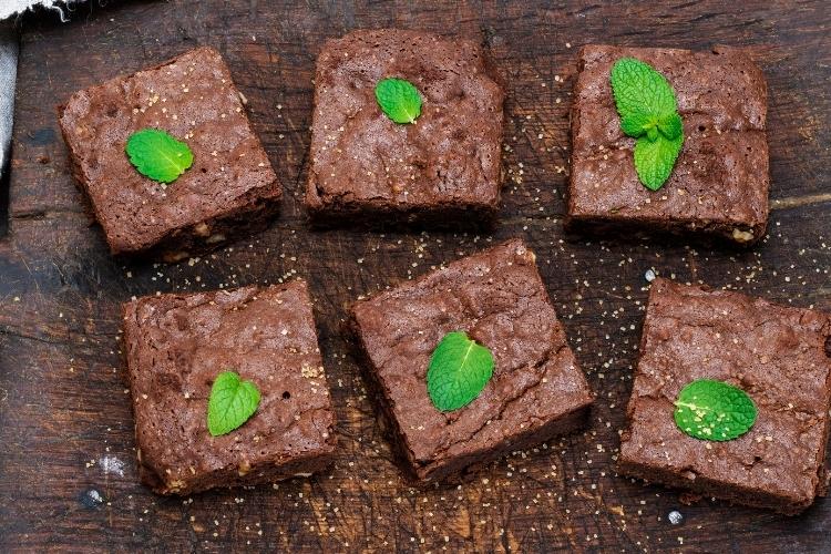 quanto tempo o brownie fica no forno