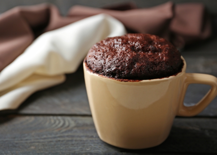 Bolo de caneca de banana com chocolate