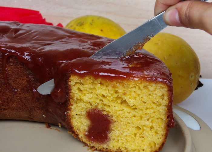 Bolo de fubá com goiabada