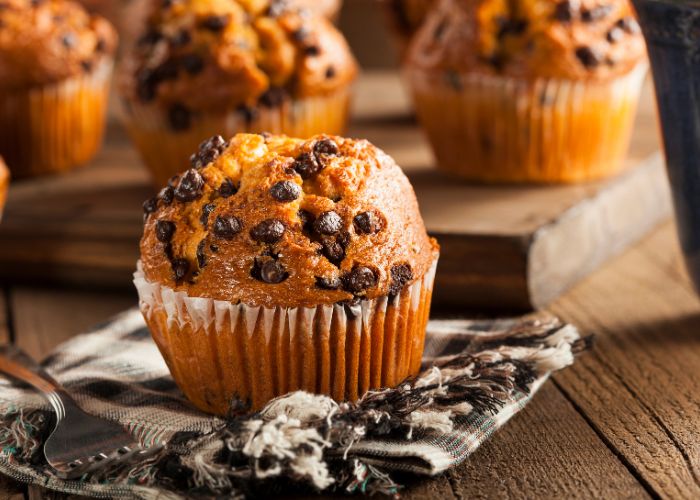 Bolo de baunilha com gotas de chocolate