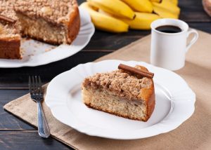 Cuca de banana com farofa