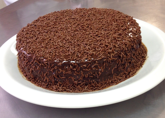 Bolo de chocolate com cobertura de chocolate e granulado