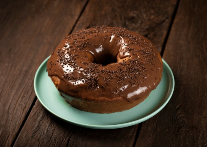 receita de bolo de chocolate com cobertura de chocolate e granulado