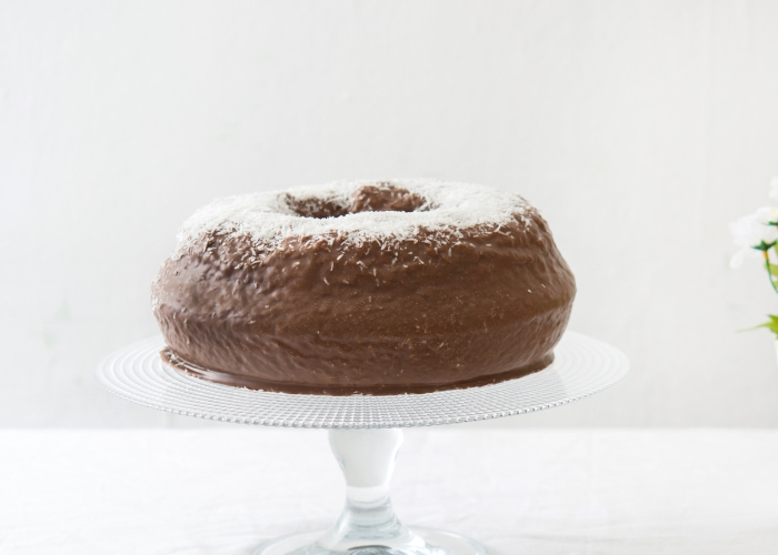 Bolo de chocolate com recheio de prestígio