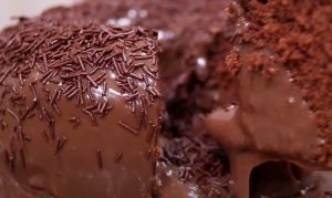 Bolo Vulcão de Chocolate: Receita simples feita com Nescau Bolo Vulcão de Chocolate Nescau