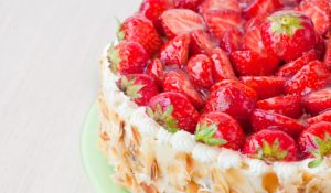 Como não deixar o morango soltar água no bolo