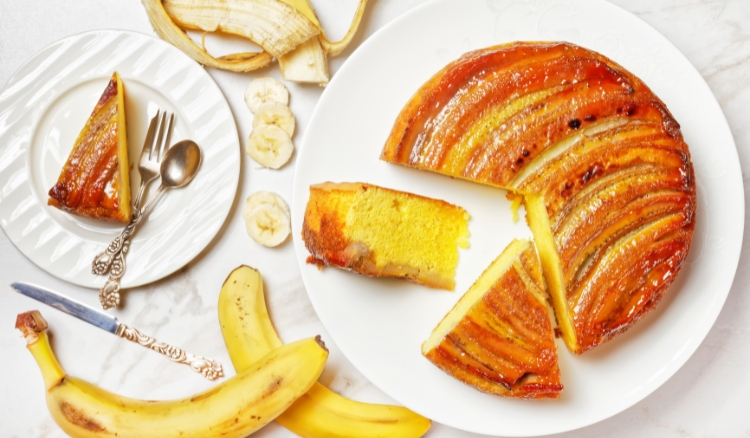 Bolo de banana caramelada desenforma quente ou frio