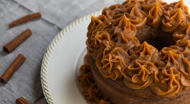 Bolo de chocolate com doce de leite invertido