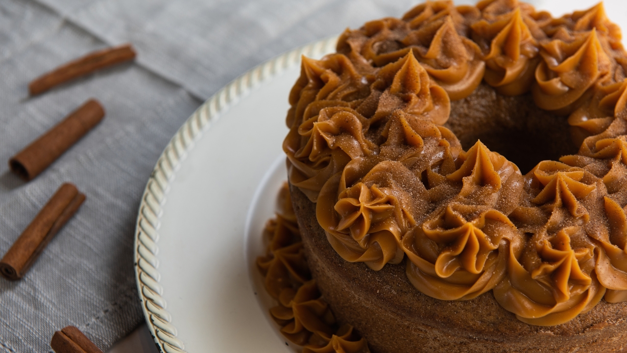 Bolo de chocolate com doce de leite invertido