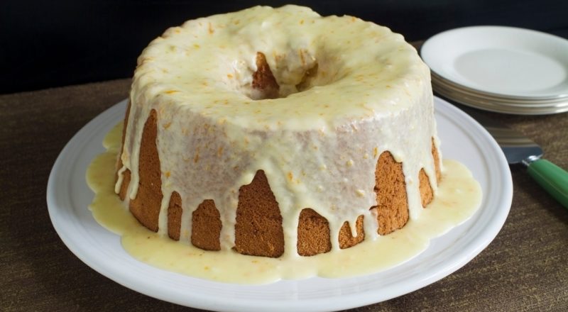 Bolo de laranja com calda de leite condensado