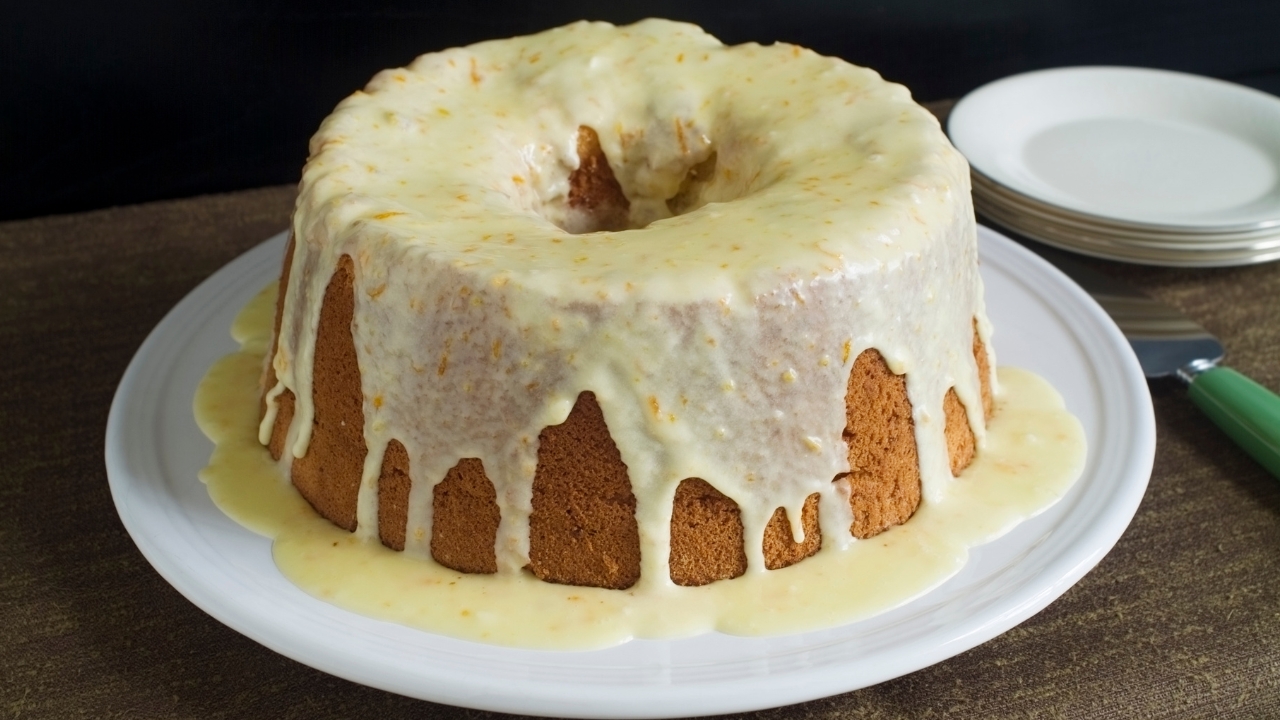 Bolo de laranja com calda de leite condensado