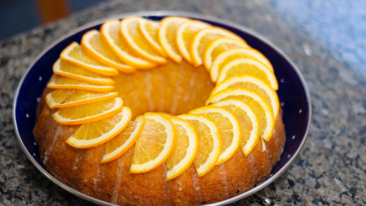 Bolo de laranja invertido decorado com rodelas