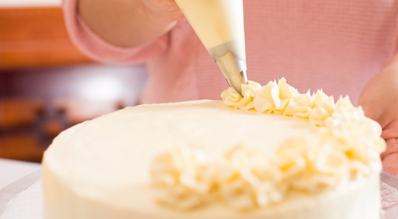 Cobertura de bolo com leite condensado e creme de leite na batedeira