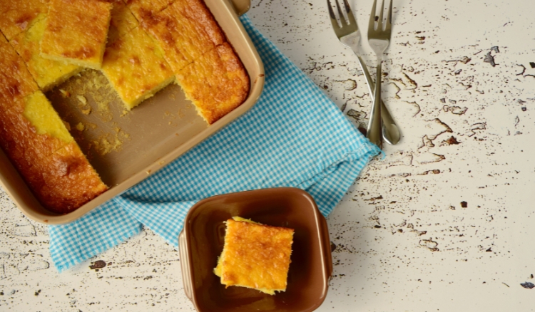 Para fazer bolo de mandioca precisa cozinhar a mandioca