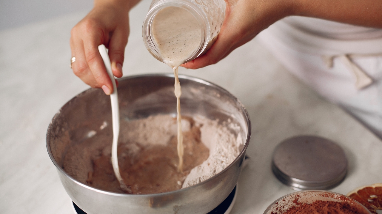 Pode substituir leite por leite de coco no bolo