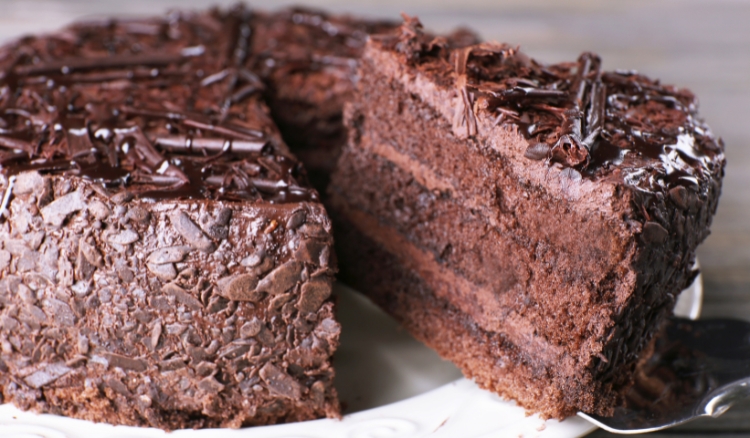 Quantos minutos leva para assar um bolo de chocolate