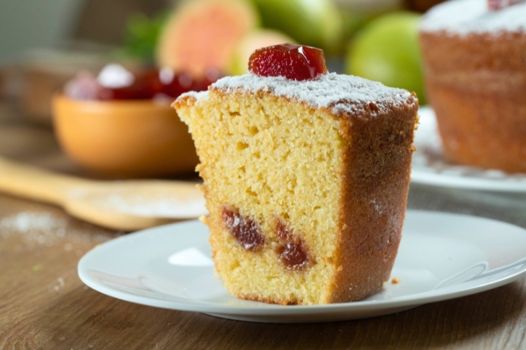 bolo de fubá com goiabada e leite condensado