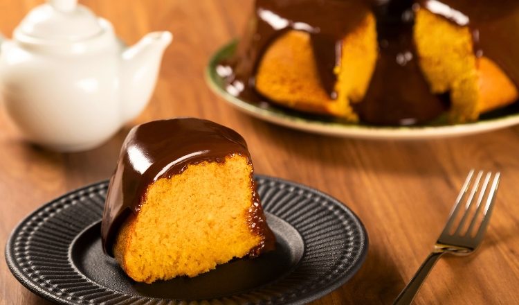 Como deixar o bolo de cenoura bem amarelinho