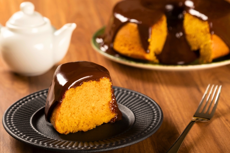 Como deixar o bolo de cenoura bem amarelinho