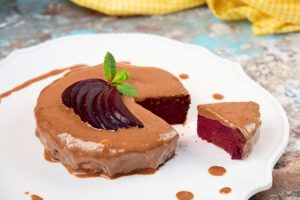 Por que o bolo de beterraba fica amarelo