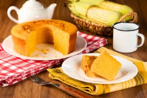 Quanto tempo demora para assar um bolo de fubá cremoso