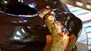 Bolo branco com calda de chocolate