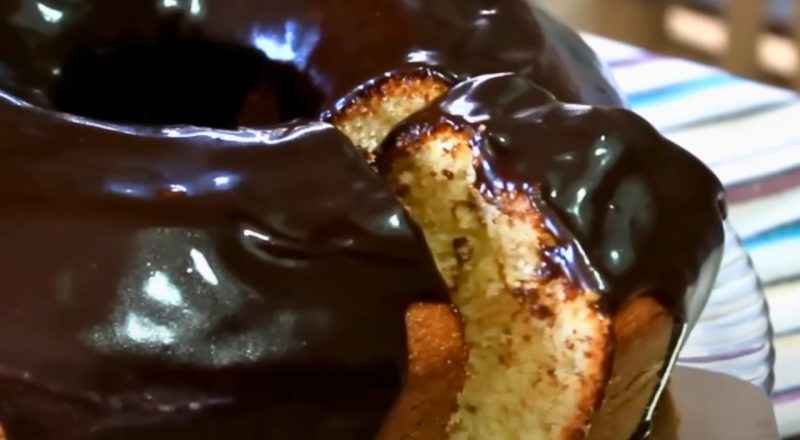 Bolo branco com calda de chocolate