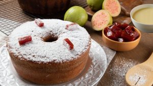 Bolo com goiabada e leite condensado