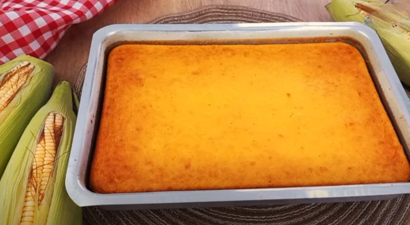 Bolo de cenoura que sai recheado do forno