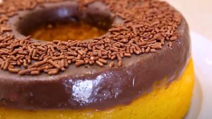 Bolo de cenoura que sai recheado do forno