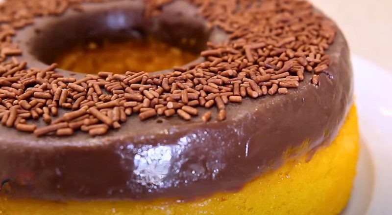 Bolo de cenoura que sai recheado do forno