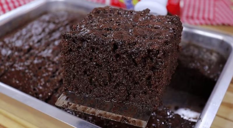 Bolo de chocolate úmido e fofinho de liquidificador