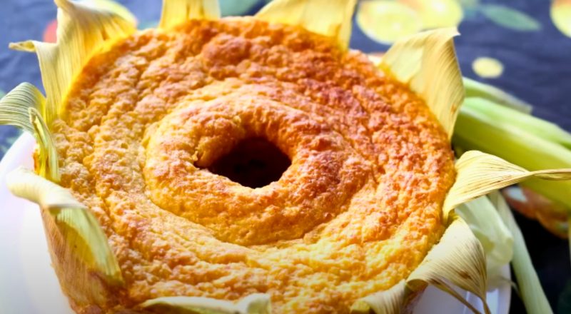 Bolo de milho verde assado na palha