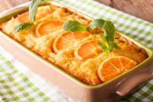 Colocar a calda de laranja no bolo quente ou frio