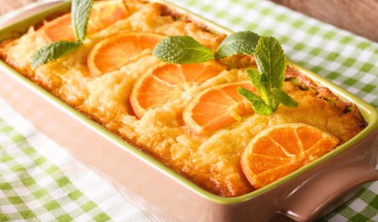 Colocar a calda de laranja no bolo quente ou frio