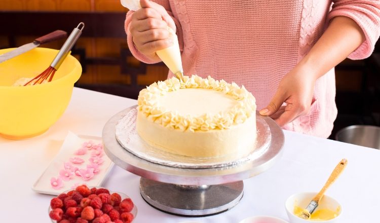 O que fazer para o chantilly não rachar no bolo